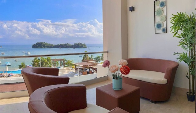 Luxurious, Stunning Bay View Condo, King Bed, Spacious Terrace, Pool, Gym. in Samaná