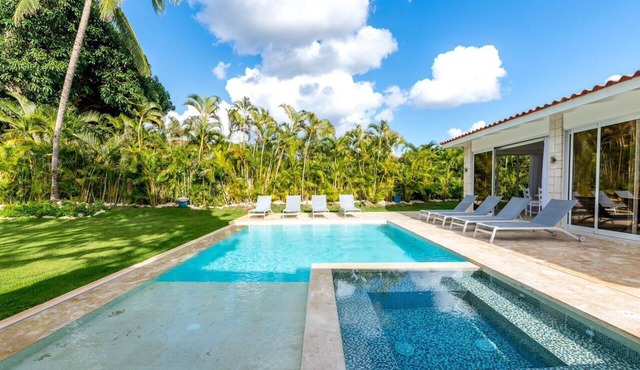Luxury 5 bdrm steps from beach with pool, jacuzzi! in La Romana