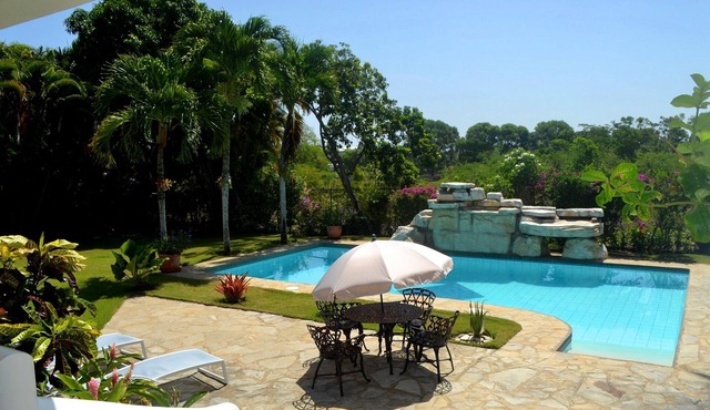Luxury 5-Bedroom Villa, Guest-Friendly, Free Shuttle Bus, Private Pool in Sosúa