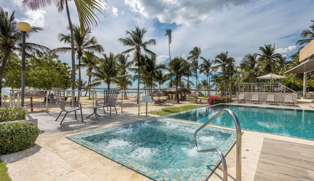Luxury Beach Apt | Walk to Beach + Pool & Jacuzzi in El soco