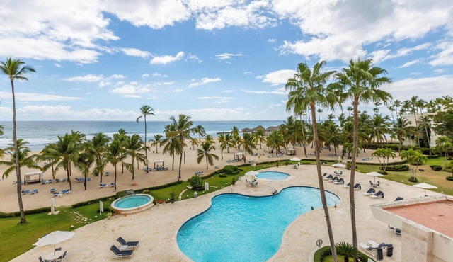 Luxury Condo| Beachfront| Full Kitchen| Fast wifi in Juan Dolio