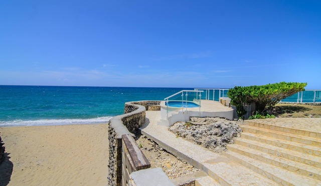 Luxury condo on private sandy beach, with pool, A/C, internet, cable TV in Sosua