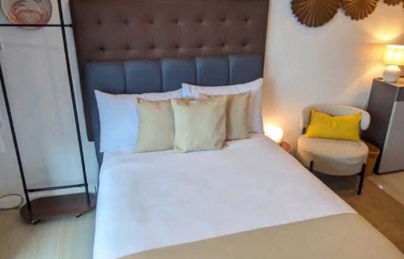 Luxury Hotel Studio Near Makati Diamond & Raffles 27th Floor Sky View Fast Wifi