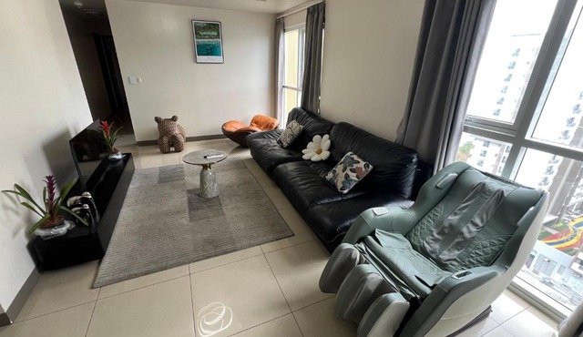Luxury Spacious 3Bedrooms with Maid's Room Bunkbed Massage Chair Bayview Free Pool & Parking Near Okada & MOA in Manila