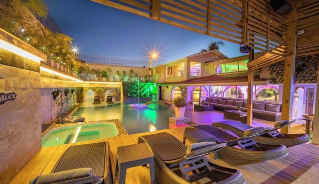 Luxury Villa w/Pool, Jacuzzi & Beach Access - in Sosúa
