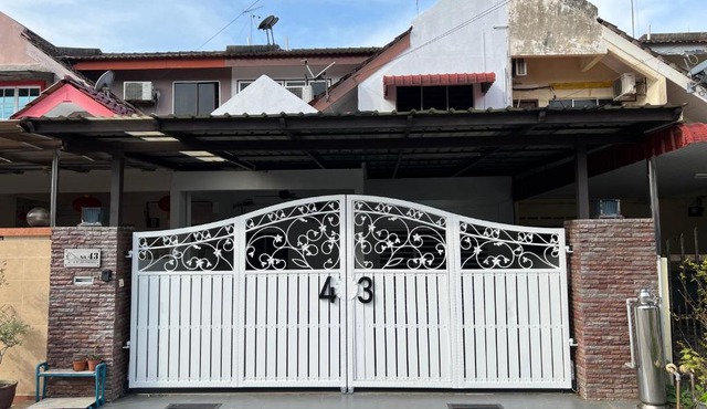 M Guest House2 15 Pax Muar Home-5 Bedrooms-9 Beds-3 Baths in Muar