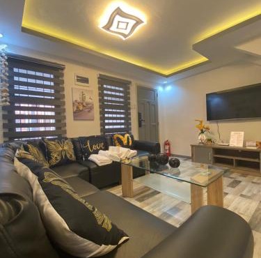 MAJESTIC 2 BR TOWNHOUSE - near AQUA PLANET & CLark Airport - TRP8