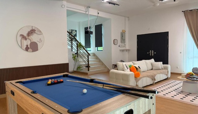 Malacca ayer keroh villa 2storey ,16pax ktv pool & pool table melaka