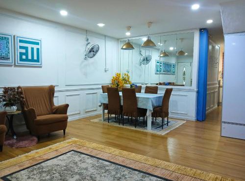 ManMai Homestay 4AC 3BED Mesra Solat Double Storey