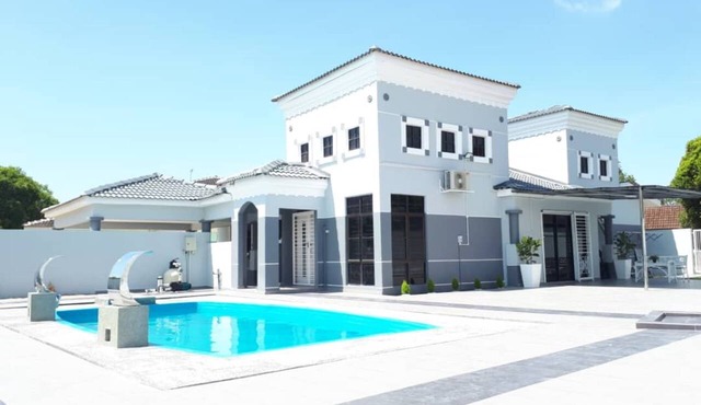 Melaka A’Famosa Grand Pool Villa – Private Pool & Family Getaway in Alor Gajah