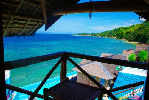 MLK Bamboo Beachhouse in Malabuyoc
