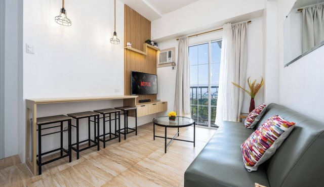 Modern 1BR Condo in Cebu City w/Fast WiFi, Rooftop Pool, Gym & City Views