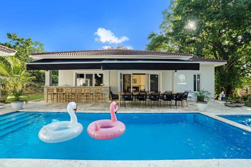 Modern 6 BR Villa with hot tub in Sosúa