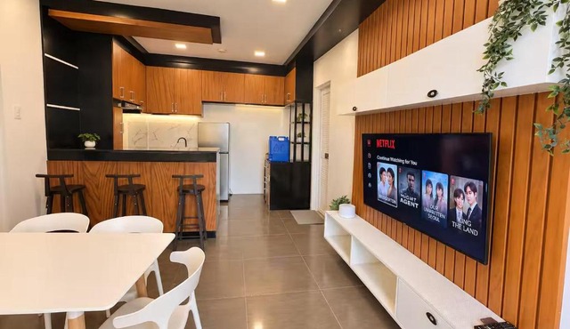Modern and Stylish Bachelors Pad in San Josef
