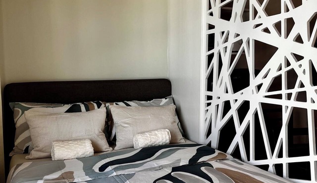 Modern Beacon Makati Studio City View Pool Fast Wi-Fi Sleeps 3 in Makati City