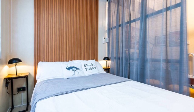 Newly Renovated Modern Industrial 1 BR Walk to MOA, 15 minutes to NAIA! in Pasay City