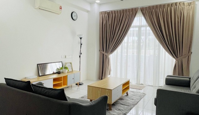 Oak & Ivory Home | 3BR Ground Floor Apartment