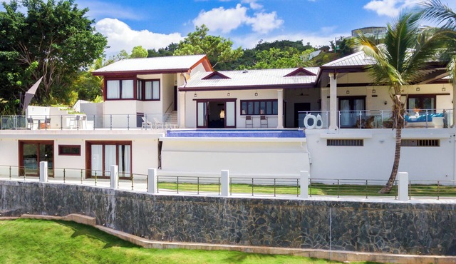 Oceanview Luxury Villa, 6 bedrooms, WiFi, AC, breakfast Preparation included in Las Terrenas