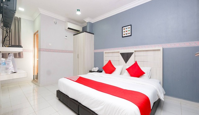 OYO 89587 IM Hotel