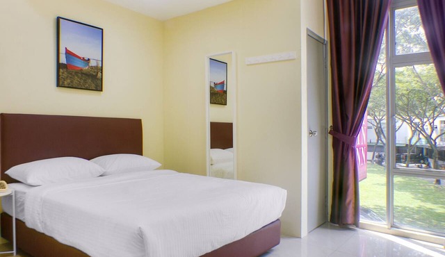 OYO 90090 Roselyn Inn 2