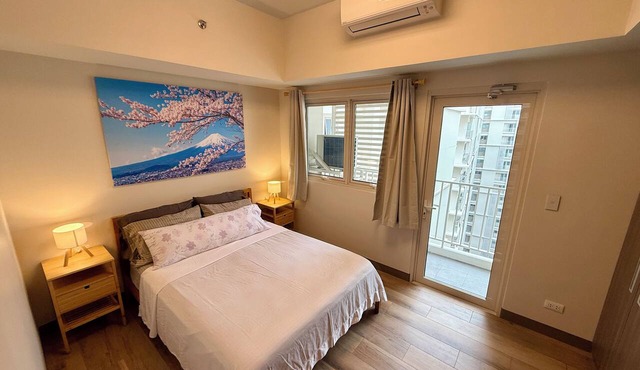 Park McKinley West Tower-A Japanese Inspired Cozy Quiet 1BR Condo 85"HDTV 穏やかな in Taguig