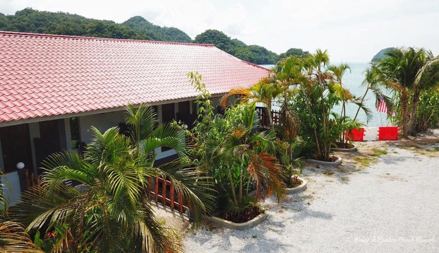 Penarak Bamboo Beach Motel