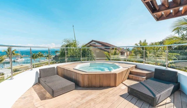 Penthouse with jacuzzi and ocean view Puerto Bahia in Samaná