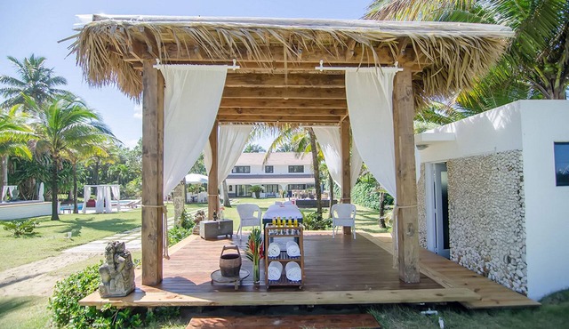 Private suite in luxury resort with pool and jacuzzi, right on sandy beach in Cabarete