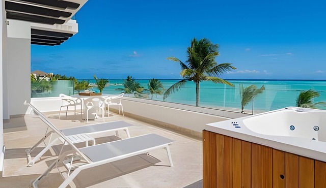 Punta Palmera Beach Front with private cold jacuzzI in Punta Cana