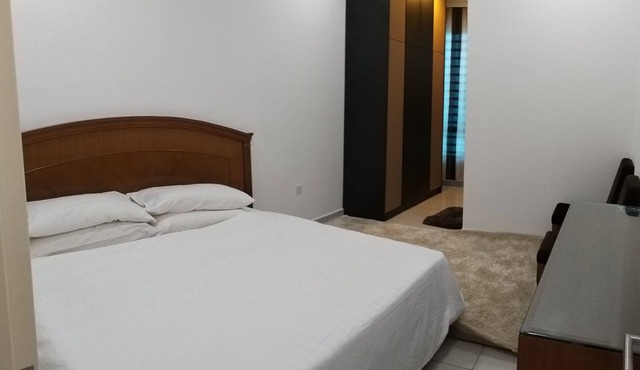 Raja residence 4R4B guest house near d'tempat country club in Bandar Sri Sendayan