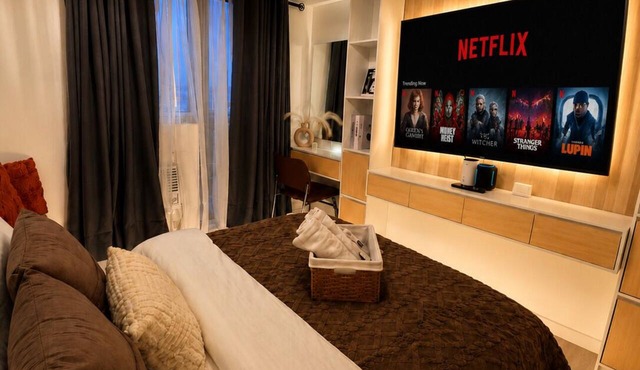 Romantic Luxury Escape Azure North with Netflix & Wave Pool