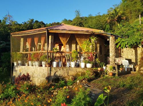 Romantic Stone House to cooldown in the mountain in Mambajao
