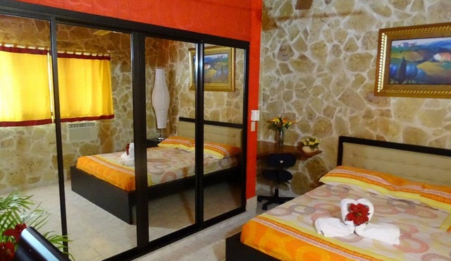 Room + yummy breakfast, steps from casino/beach, guest-friendly, pool/TV/WiFi in Sosúa