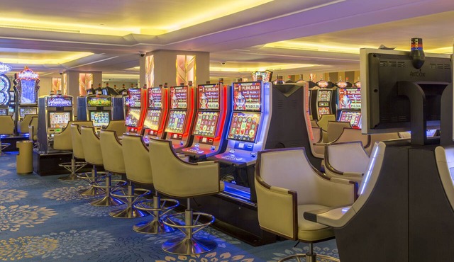 Royce Hotel & Casino in Mabalacat City