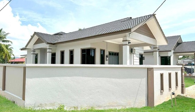 Rumah Mak Anjang - Wifi, 4BR, 9-10Pax