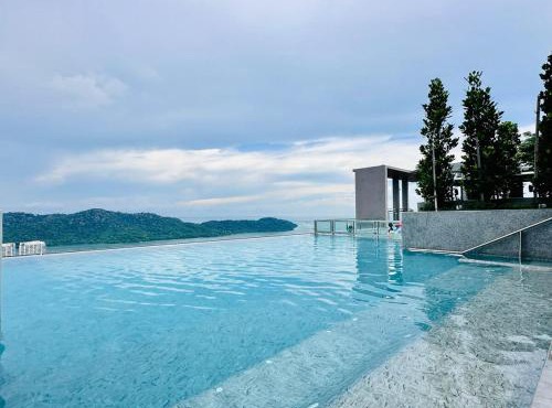 Sea Bridge View Sky Pool Cozy 3BR Retreat airport 9pax