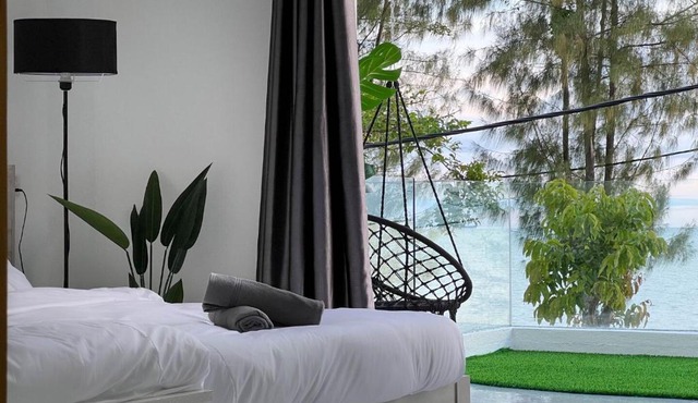 Seafront 5BR Landed Home 14 Pax with Ocean Seaview & Netflix WiFi
