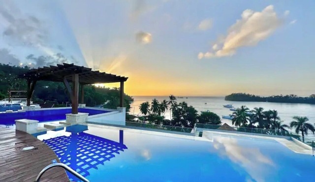 Serene Apartment in Samana, w/view of Bay, pool, gym & WiFi in Samaná
