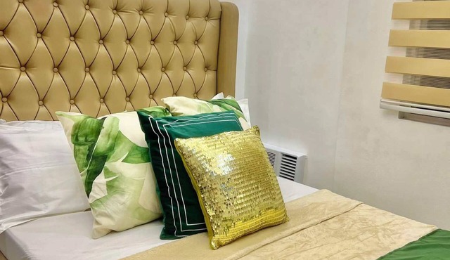 Solstiza Suite - Central condo near airport, Okada, Mall of Asia 60 with inch TV