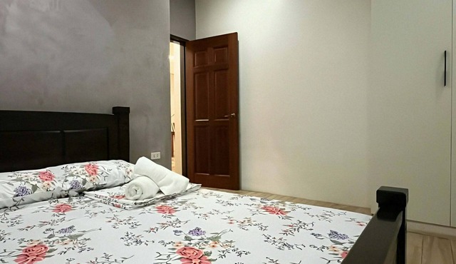 Soothing 3-bedroom bed & breakfast in charming Villasis with AC.