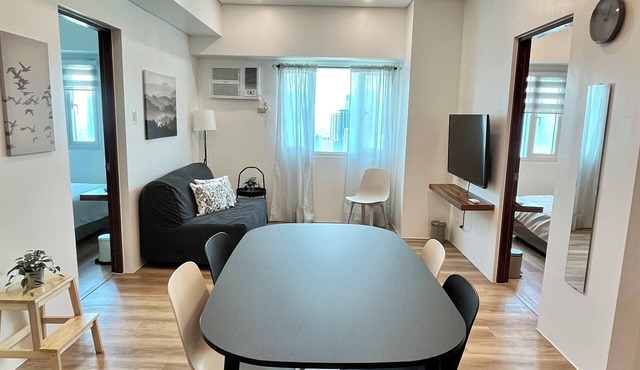 Spacious 2BR in Central Makati with Pool, Wi-Fi & Netflix