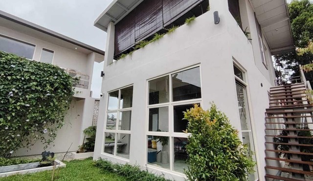 Spacious 6-bedroom house in peaceful Kuantan with AC and ensuite bathrooms