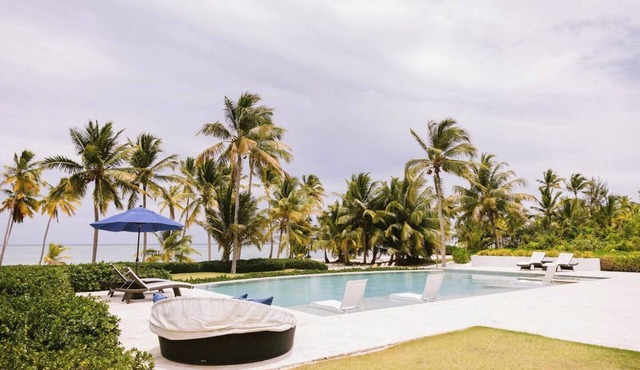 Spacious 6BR Oceanfront, Pool, Private Terrace in Juanillo