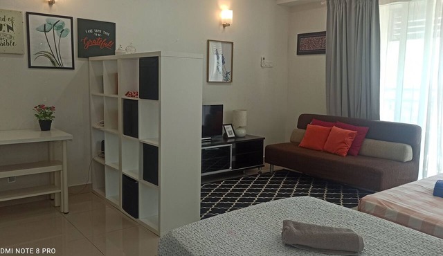 Spacious & Cozy Studio W/POOL 5min to Pasar Siti Khadijah. Free WI-FI, NETFLIX in Kota Bharu