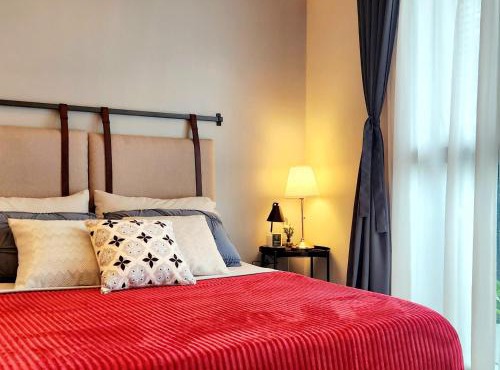Spacious Cozy Unit Steps Away from Major Malls with Parking and Washer Dryer for Family, Long Stay and WFH