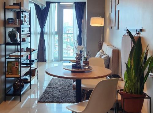 Spacious Cozy Unit Steps Away from Major Malls with Washer Dryer for Family, Long Stay and WFH in Manila