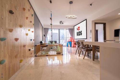 Spacious Family Apt 3-Min Walk to KLCC MRT RO Water Baby Crib Home Cinema Projector