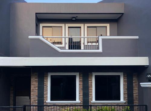 Spacious Modern 4BR Home with 24hr Security and Parking