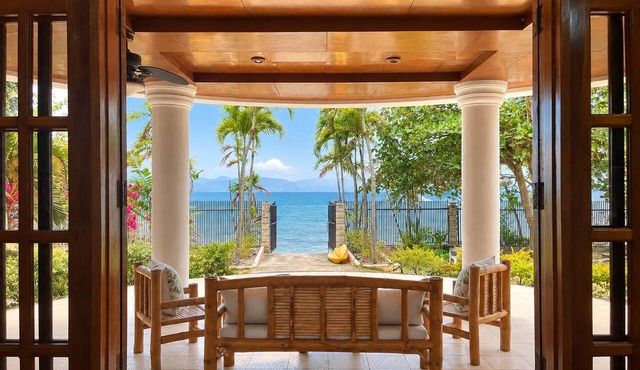 Spacious Private House Beachfront! For couples or family retreat. in Moalboal