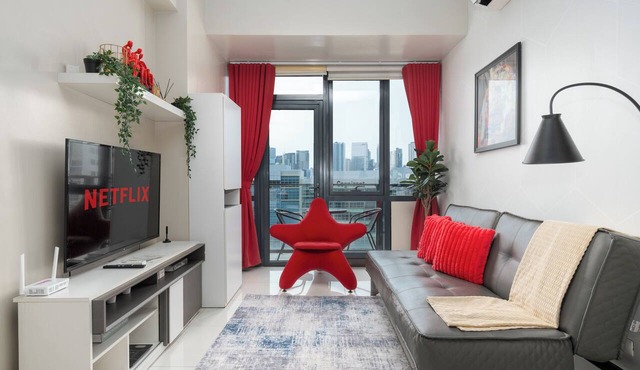 The Florence Venice Mall Modern 1BR w/Balcony View in Taguig